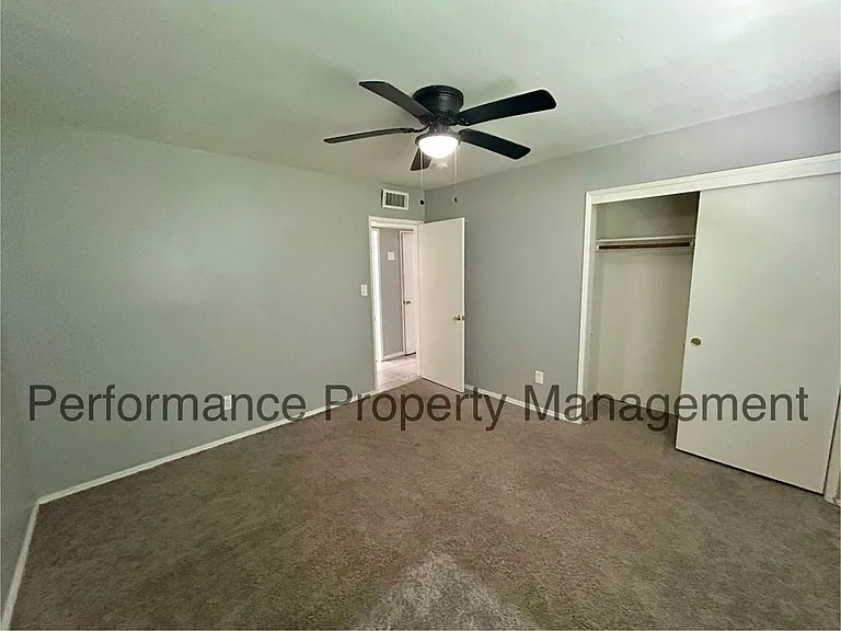 2401 Sherwood Ave — Photo 9