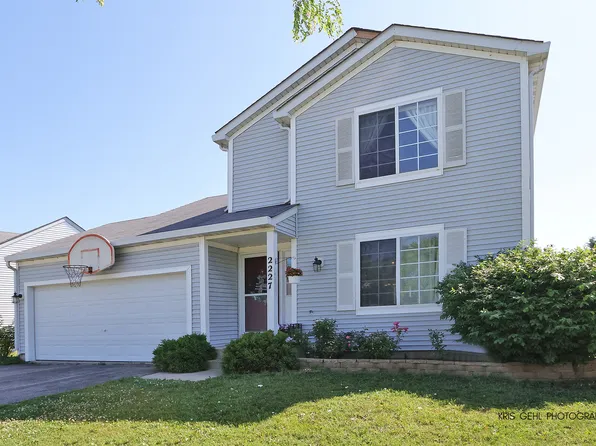 2227 N Quaker Hollow Ln, Round Lake Beach, IL 60073