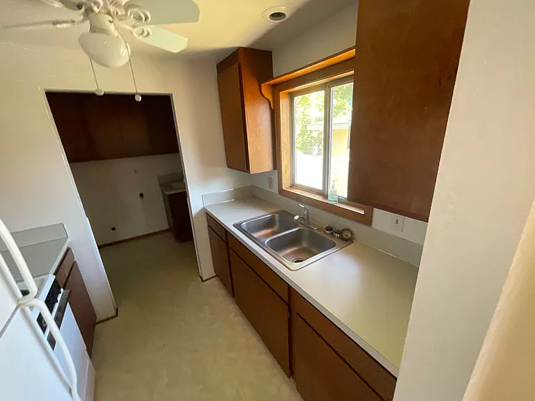 347 SW Ewen St — Photo 6