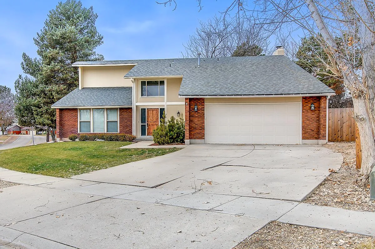 4 bed, 2.5 bath, 2400 sqft, $2,850 — Photo 2