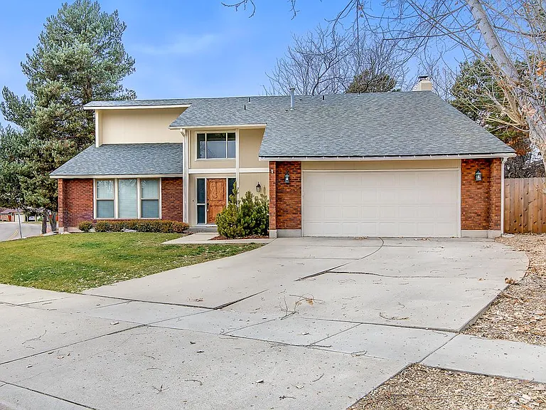 1025 N Eagle Hills Way — Photo 2