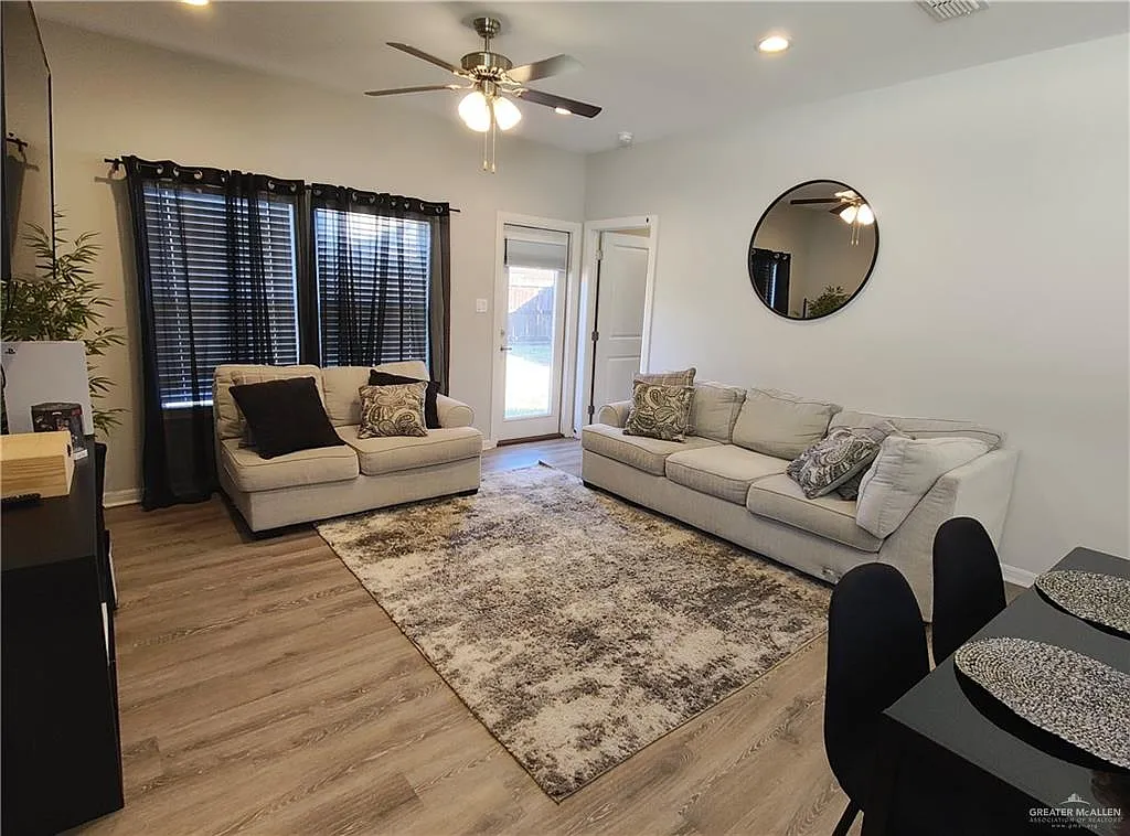 3 bed, 2.0 bath, 1074 sqft, $1,900 — Photo 2