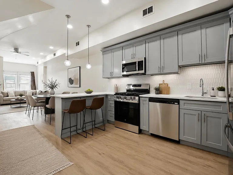 949 Summit Ave #2 — Photo 1