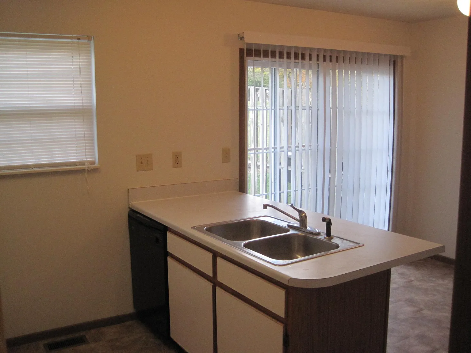 2 bed, 1054 sqft, $1,249 — Photo 4