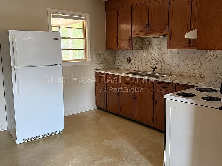 186 Eastview St — Photo 2