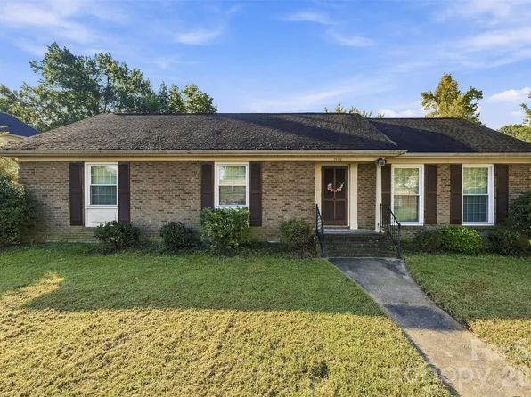 9100 Sandburg Ave, Charlotte, NC 28213