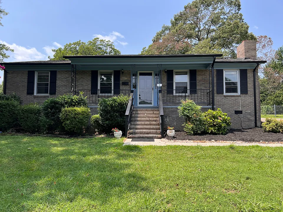 1009 N Main St
