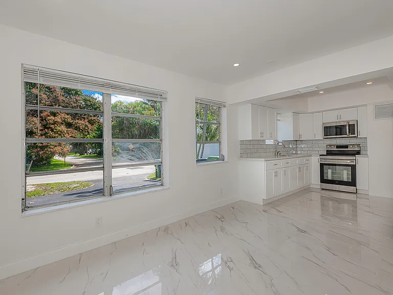 425 SW 18th Ave #425 — Photo 8