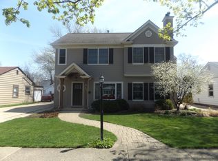 909 N Douglas Ave, Arlington Heights, IL 60004