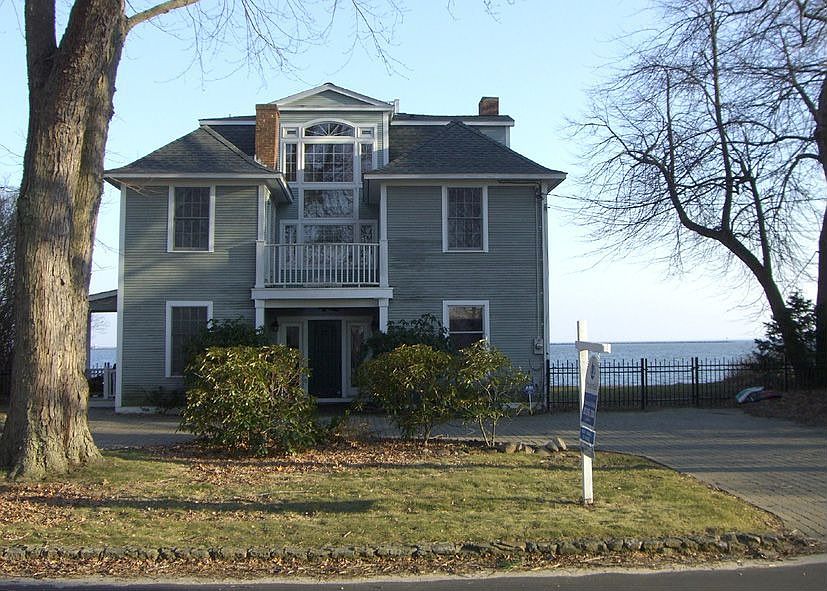 Front - street side