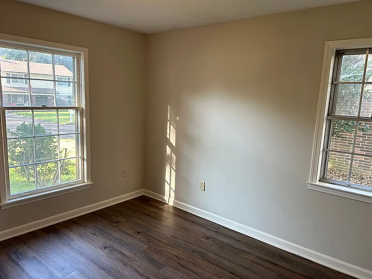 842 Farmington Dr N — Photo 16