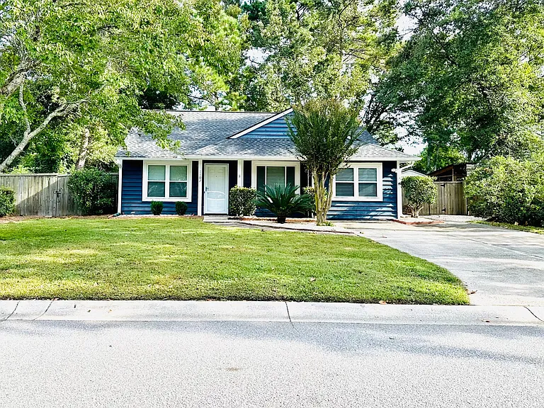 1107 Oakcrest Dr — Photo 1