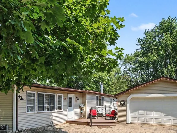 521 Cherokee Bend Dr, Howell, MI 48843
