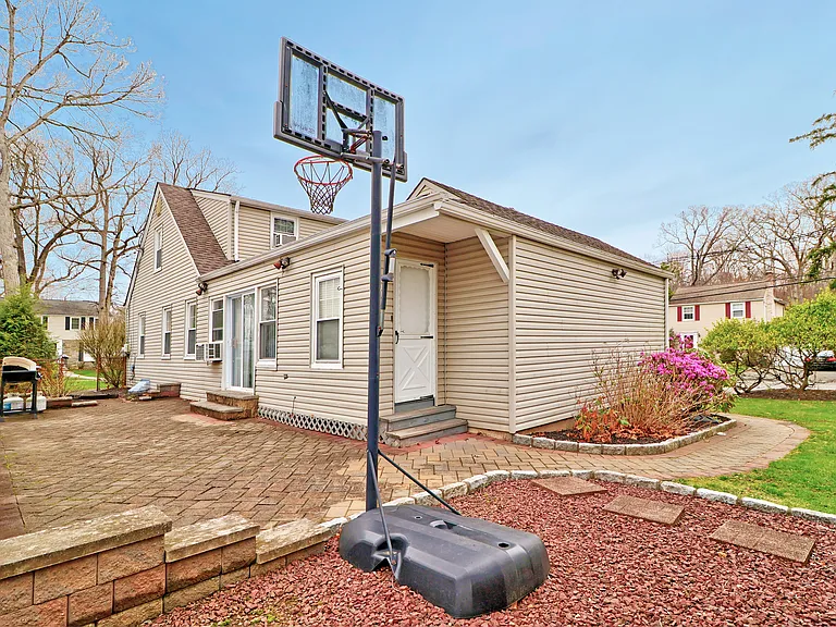 1 Salem Pl — Photo 16