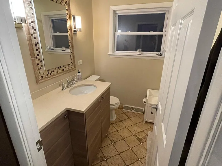 7512 W Winnemac Ave — Photo 11