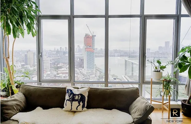 Sold by R New York | media 10