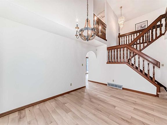 5th image of 744 E Strathcona Dr SW