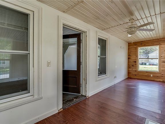 3rd image of 9 Clay St