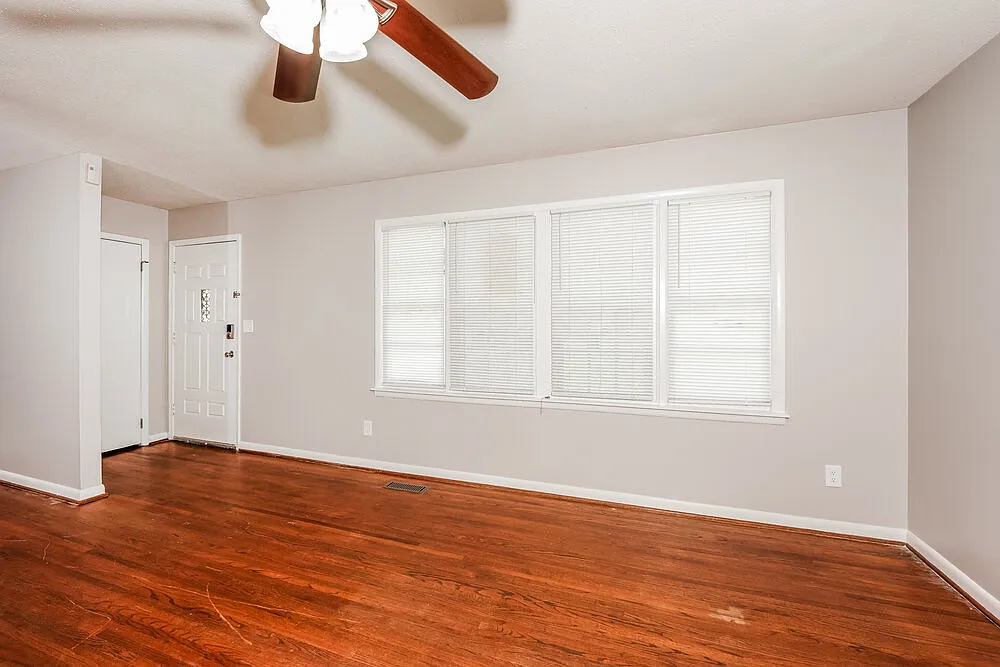 3 bed, 1.0 bath, 1008 sqft, $1,195 — Photo 4