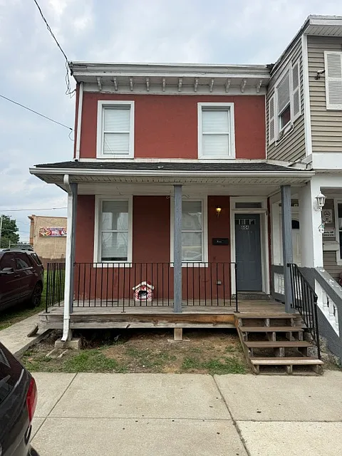 604 E 8th St