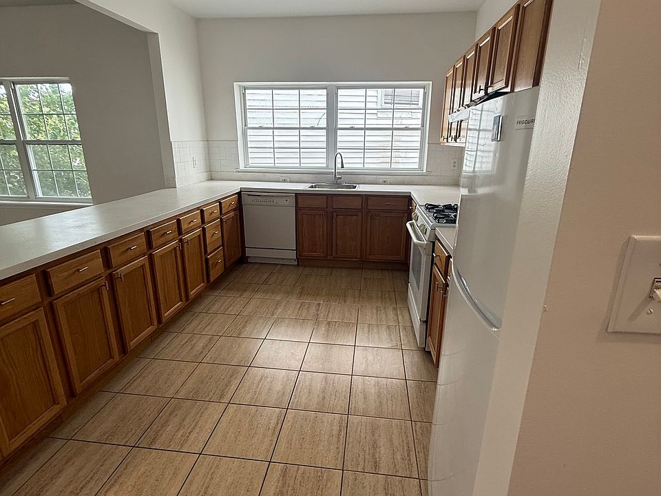 1st image of 56-58 Ridgewood Ave #3