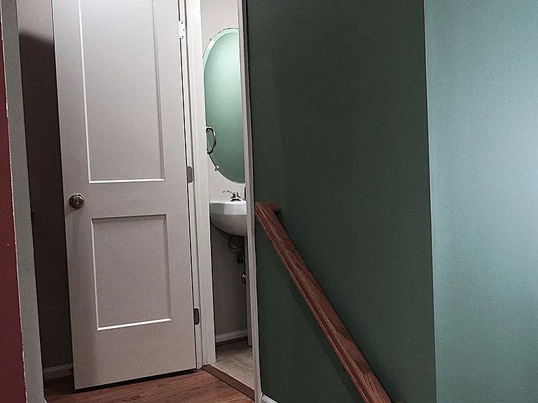 Powder room 2 (middle level)