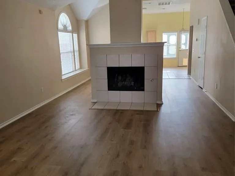2809 Hawthorne Ln — Photo 2