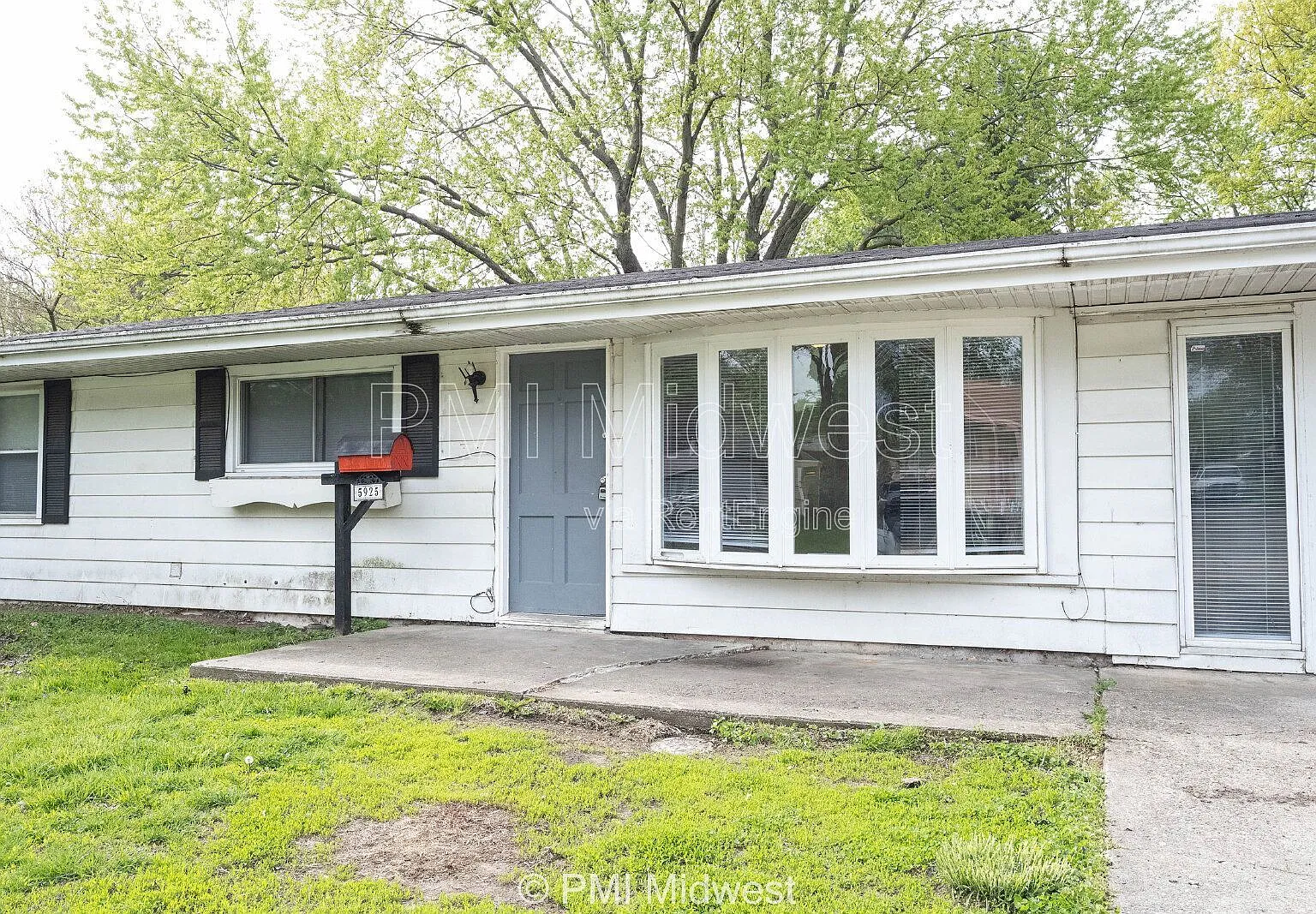 3 bed, 1.0 bath, 1479 sqft, $1,549 — Photo 2