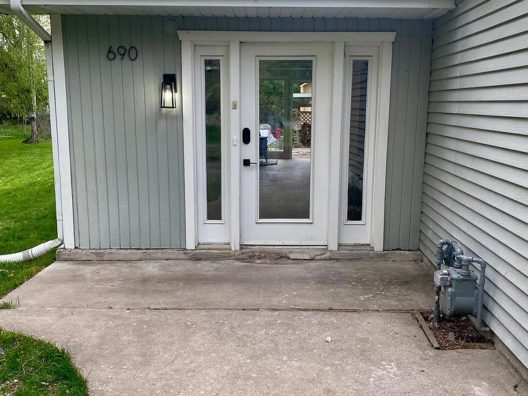 690 S Park Ave — Photo 11
