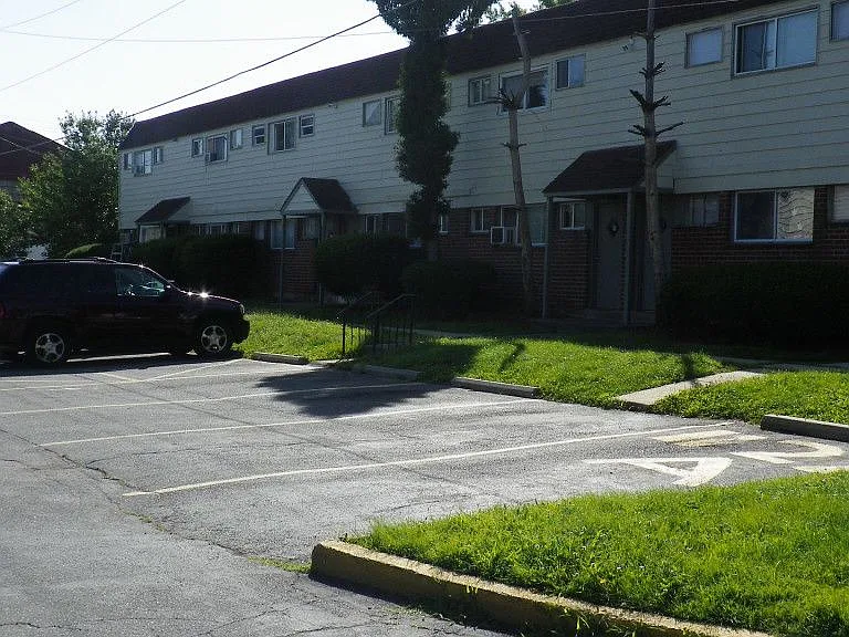 Willow Gardens Apartments — Photo 5