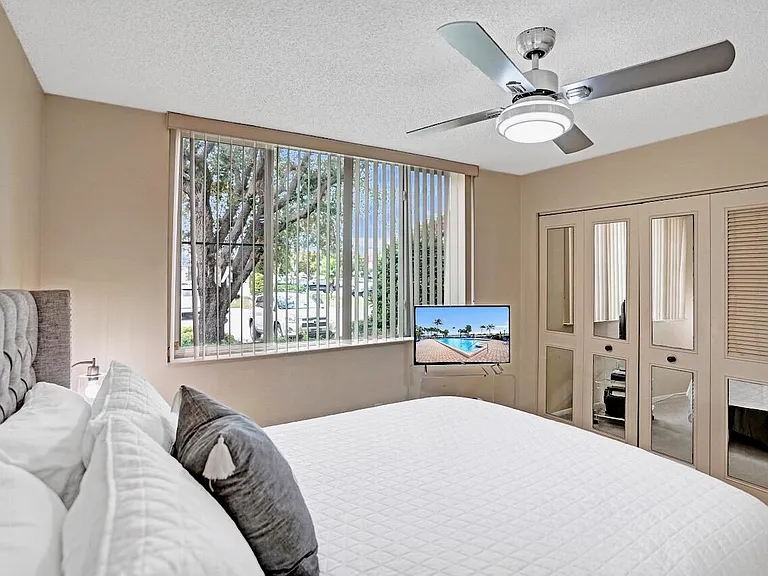 107 Half Moon Cir #H1 — Photo 40