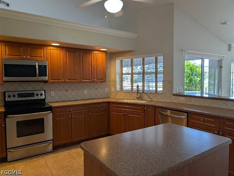 3046 SW 24th Ave — Photo 7