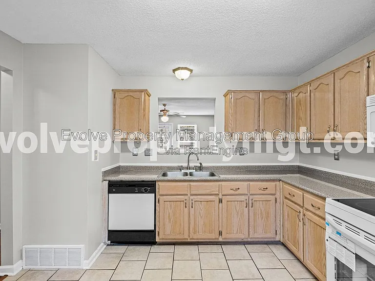 8363 Creek Front Dr — Photo 7