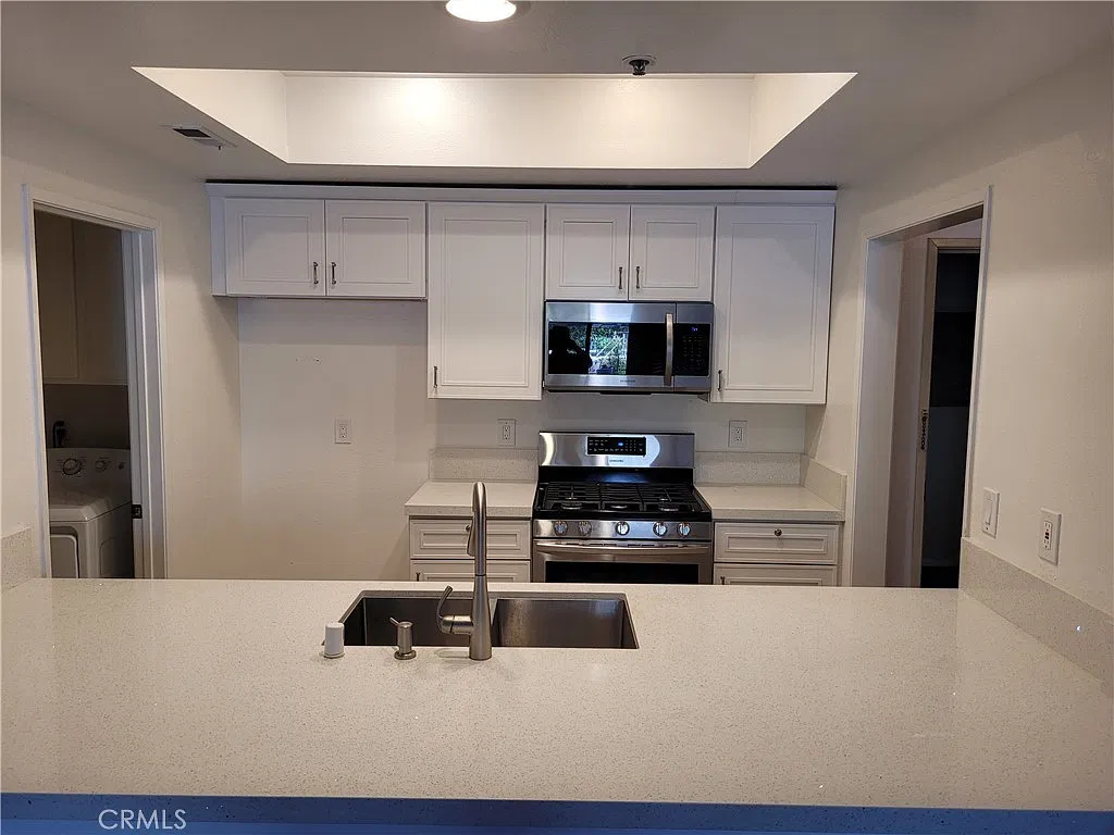 2 bed, 2.5 bath, 1165 sqft, $3,600 — Photo 2