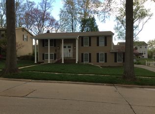 902 Broadhurst Dr, Ballwin, MO 63021