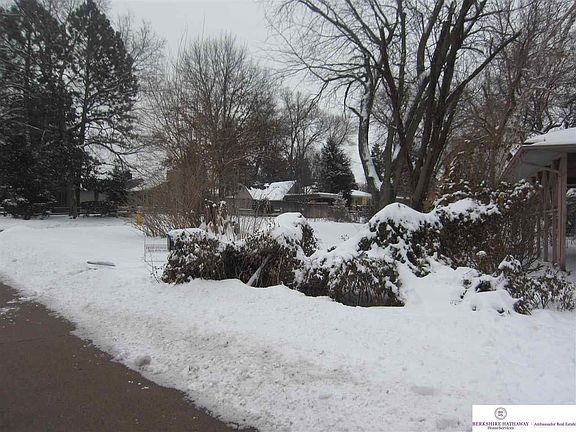 2nd image of 6751 Leavenworth St