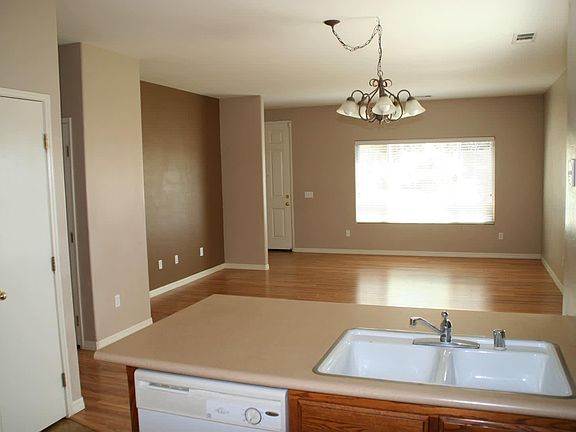 5th image of 101 N Roeben St