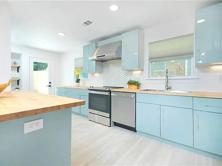 220 Napoleon Dr SW — Photo 2