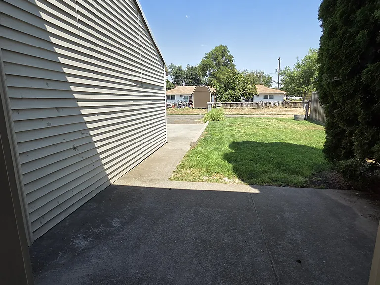 1819 Pleasant St — Photo 14