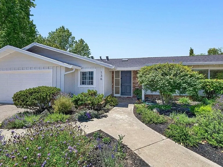 136 Ardith Dr — Photo 1