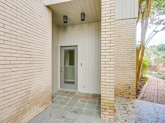 2nd image of 923 Cranberry Hill Ct