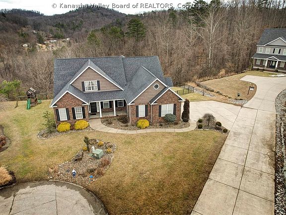 3rd image of 561 Wynterhall Ln