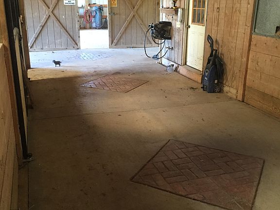 2nd image of 28 Briar Bey Ln