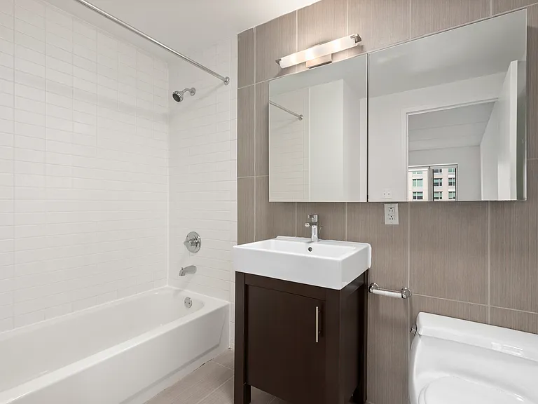 41-34 Crescent St #7L — Photo 6
