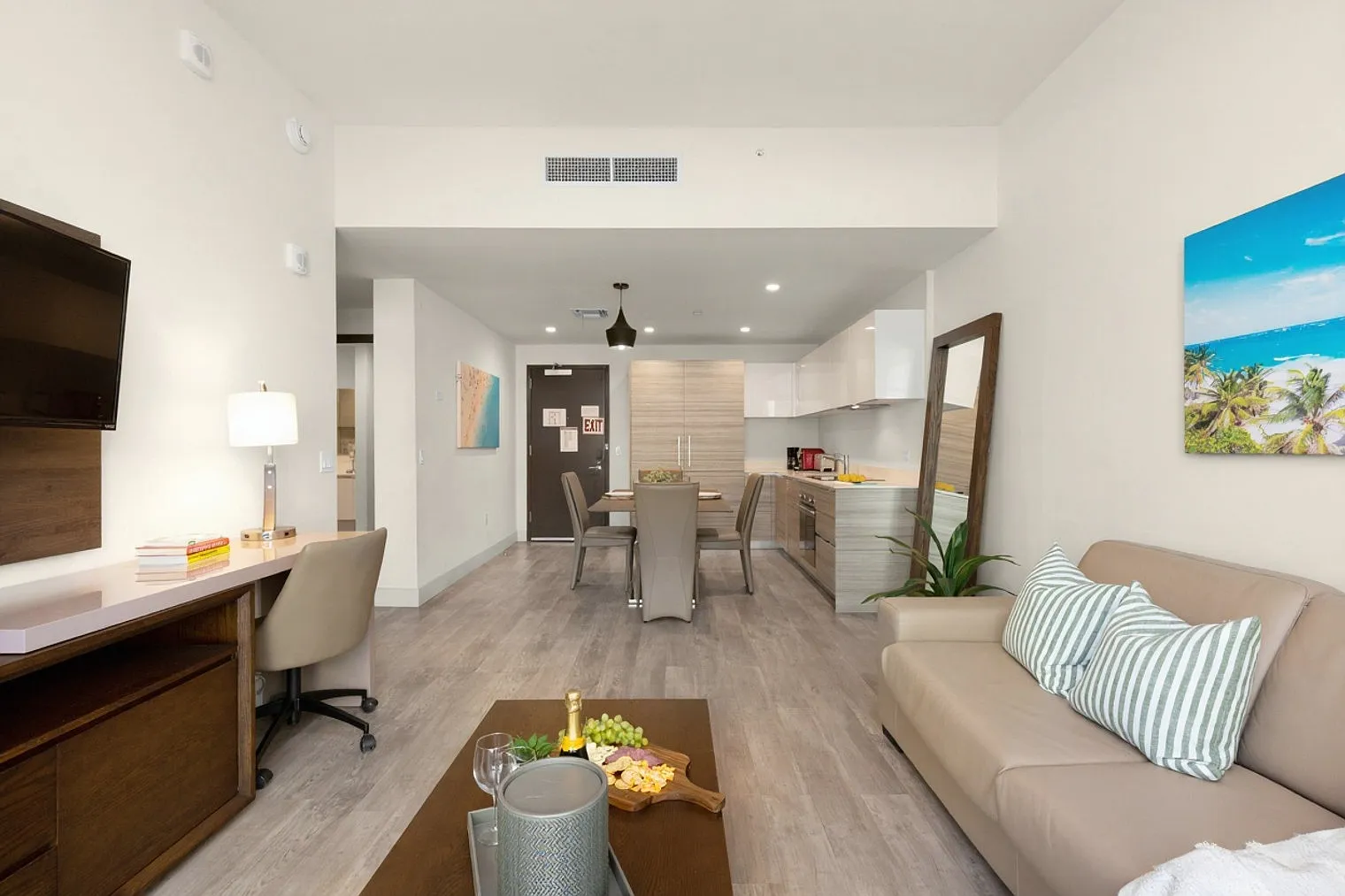 1 bed, 1.0 bath, 742 sqft, $2,477 — Photo 2