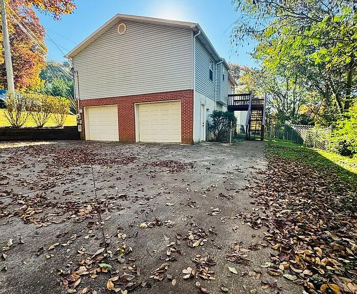 1221 Overton Ln — Photo 2