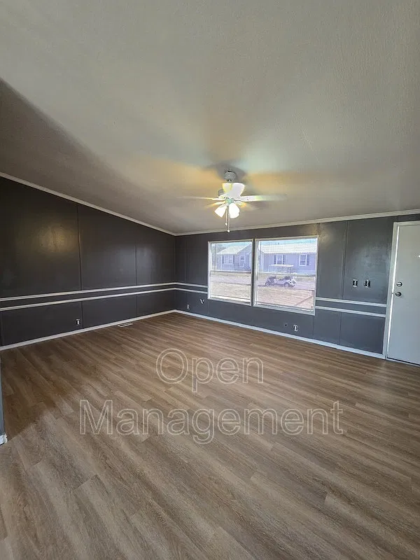 3 bed, 2.0 bath, 1385 sqft, $1,224 — Photo 3