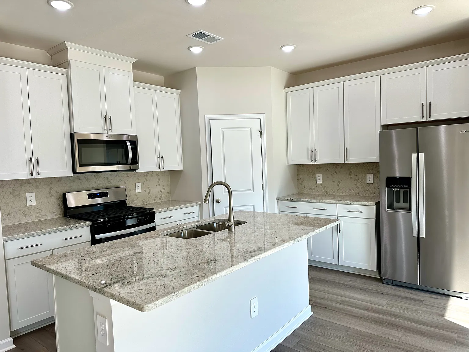 5 bed, 2674 sqft, $2,399 — Photo 3