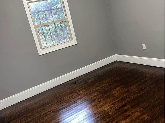 5th image of 221 Brookwood Ave