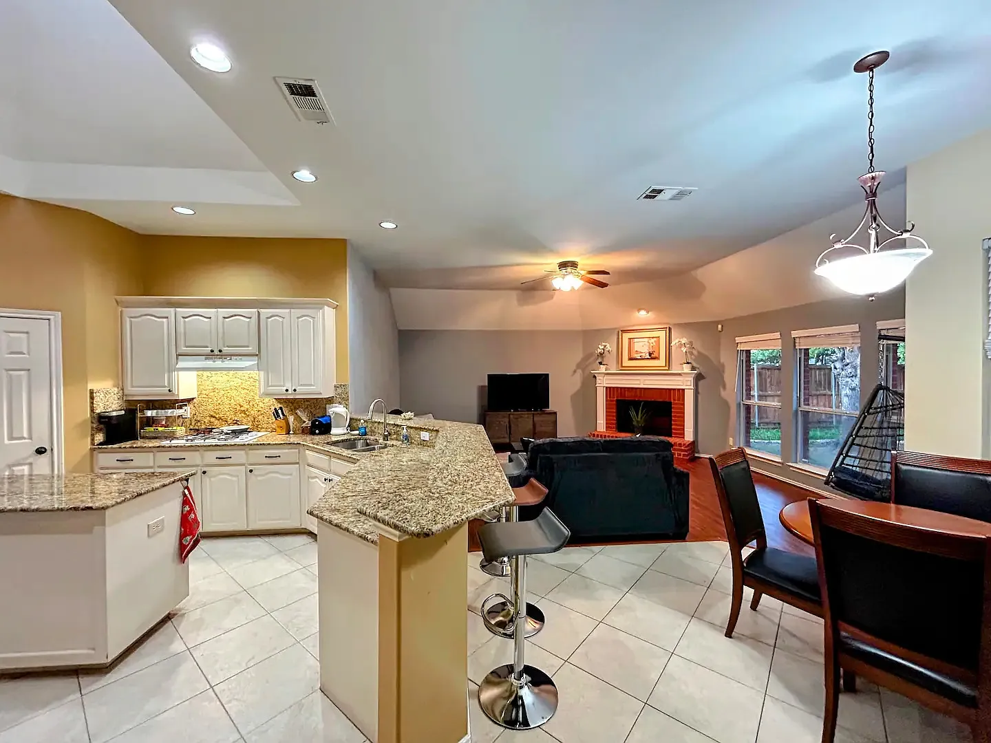 4 bed, 2345 sqft, $4,500 — Photo 3